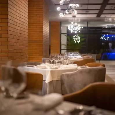 salle de restaurant, tables et chaises, nappes blanches et lustres accrochés au plafond