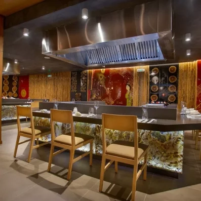 restaurant asiatique, show cooking, hotte de cuisine, chaises jaunes en bois, décoration asiatique