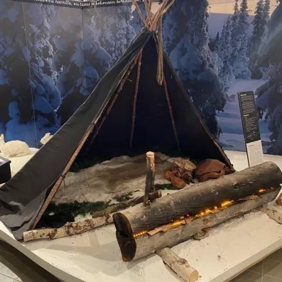 Habitat traditionnel kota et feu de bois exposés au centre culturel de Samperin Savotta en Finlande.