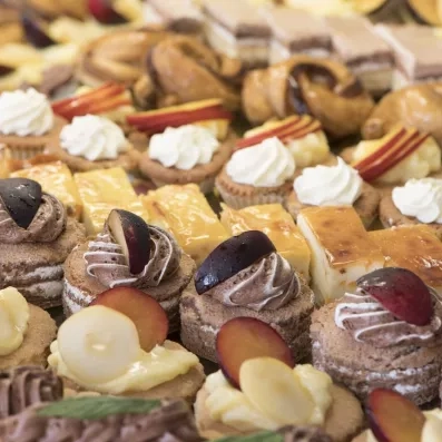 Buffet de desserts et pâtisseries fines proposé aux clients de l'hôtel Seabel Aladin Djerba.