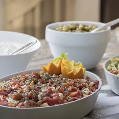 Sélection de salades fraîches au buffet de l'hôtel Seabel Aladin, séjour tout compris en Tunisie.