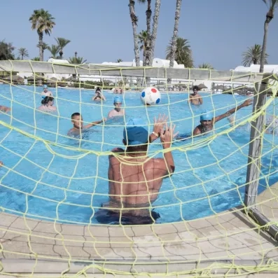 Match de water-polo animé dans la piscine extérieure du club de vacances Seabel Aladin à Djerba.