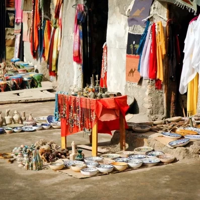 Artisanat local et poteries traditionnelles exposés sur le marché de Tataouine pendant une excursion sud tunisien