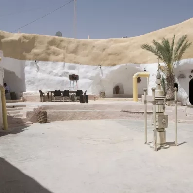 Cour intérieure d'une habitation troglodyte à Matmata, célèbre lieu de tournage de la saga Star Wars.