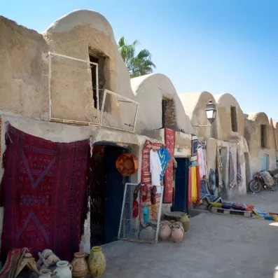 Anciens greniers à grains ghorfas de Médenine transformés en boutiques d'artisanat pour les voyageurs en 4x4.