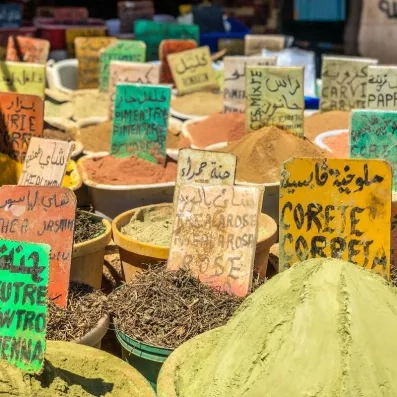 Étalage de henné et épices colorées au marché de Gabès, l'unique oasis littorale de la Méditerranée.