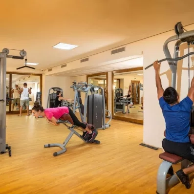 Séance d'aquagym matinale dans la piscine de l'hôtel Ulysse Djerba pour des vacances actives en Tunisie.