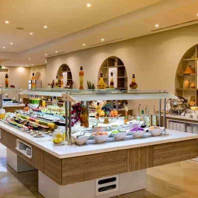 Buffet varié et gourmand de l'hôtel Ulysse à Djerba proposant des spécialités locales et internationales.