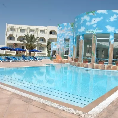 Piscine extérieure azur bordée de transats devant l'architecture moderne de l'hôtel Vincci Dar Midoun.