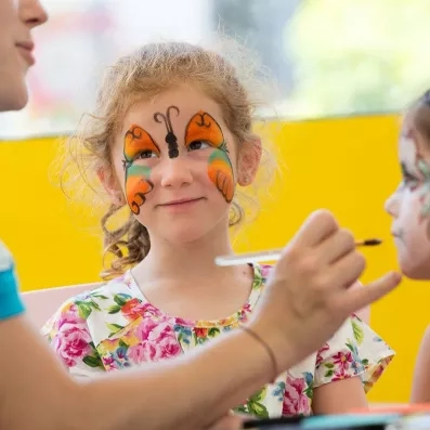 Atelier maquillage pour enfants au mini-club de l'hôtel Vincci Dar Midoun lors de vacances familiales.
