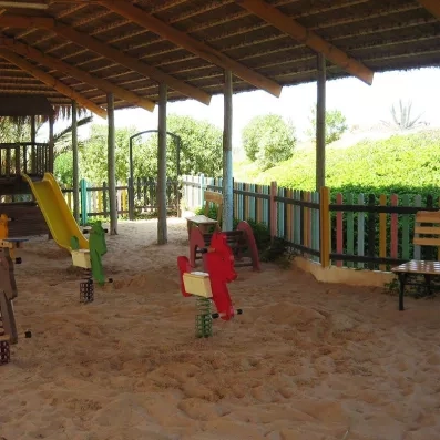 Aire de jeux sécurisée pour enfants avec toboggan et balançoires au Vincci Dar Midoun, Tunisie.