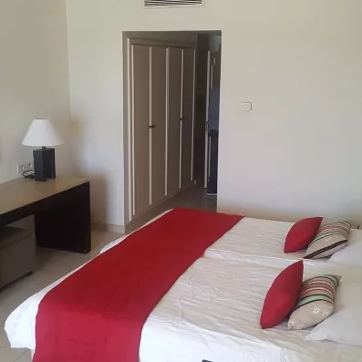 Chambre spacieuse et lumineuse du Vincci Dar Midoun à Djerba avec lit confortable et décoration épurée.