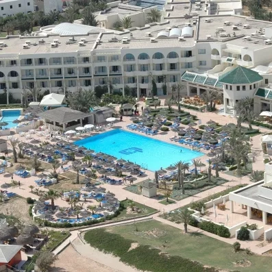 Vue aérienne des infrastructures de l'hôtel Vincci Dar Midoun entre jardins, piscines et plage à Djerba.