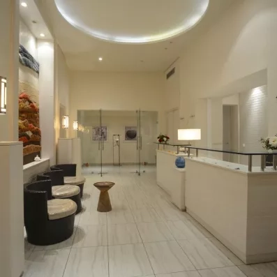 Réception élégante et moderne du centre de spa de l'hôtel Helios Beach à Djerba pour un accueil privilégié.