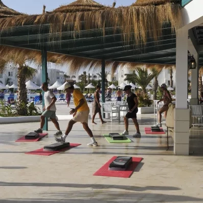 Séance de fitness et step en terrasse ombragée pour des vacances actives en Tunisie.