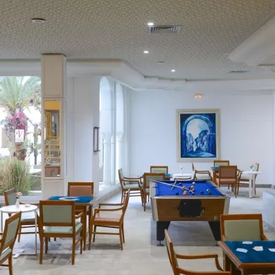 Salle de jeux conviviale avec billard et tables de cartes pour se divertir en vacances à Djerba.