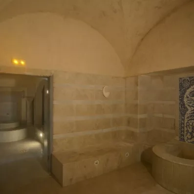 Espace bien-être et hammam traditionnel aux finitions orientales au spa de l'hôtel Helios Beach.