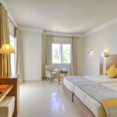 Chambre double confortable à l'hôtel Helios Beach à Djerba avec terrasse aménagée face à la Méditerranée.