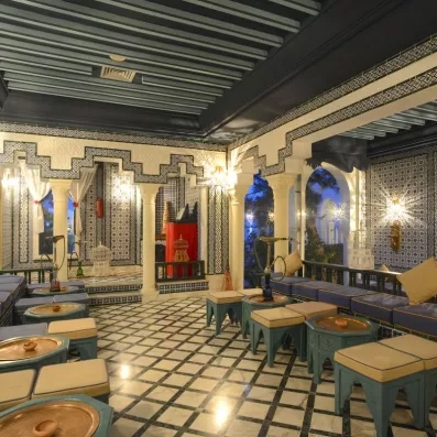 Café maure traditionnel de l'hôtel Helios Beach à Djerba avec décoration typique et mosaïques artisanales tunisiennes.