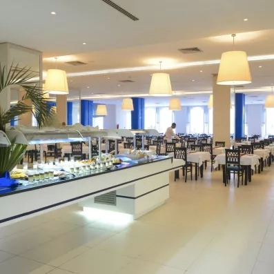 Grand buffet varié du restaurant principal de l'hôtel Helios Beach proposant une cuisine internationale et locale.