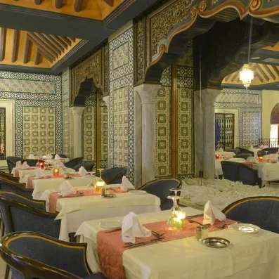 Restaurant à la carte de l'hôtel Helios Beach offrant un cadre luxueux aux motifs orientaux raffinés.
