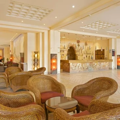 Espace d'accueil et lobby avec fauteuils confortables en rotin et décoration tunisienne à l'hôtel Safira Palms.