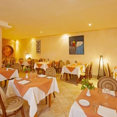 Salle de restaurant élégante proposant une cuisine locale et internationale à l'hôtel Safira Palms.