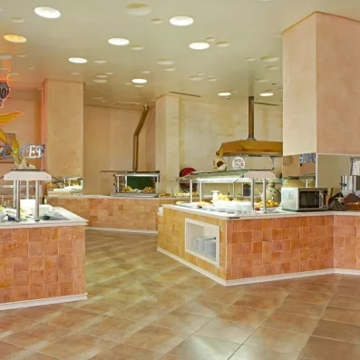 Espace buffet moderne avec stations de cuisine en direct et choix de plats variés au Safira Palms.