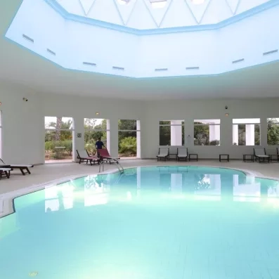 piscine intérieure avec transats