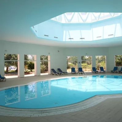 piscine intérieure avec transat