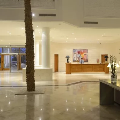 hall de l'hôtel avec palmier à l'intérieure 