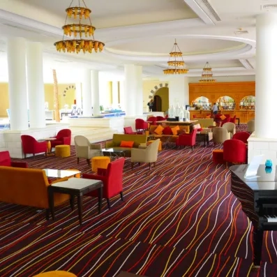 hall de l'hôtel avec chaises colorées 