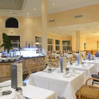 salle de restaurant dressée 