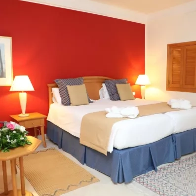 chambre vue intérieure avec 2 lits collés