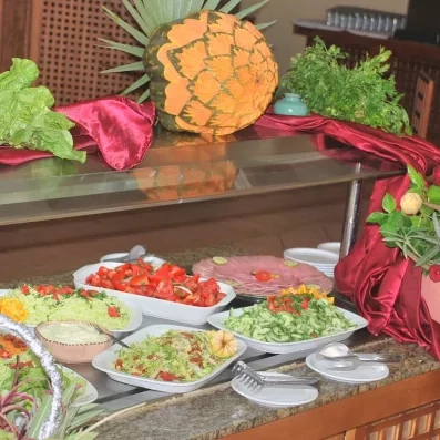 Buffet de salades variées et décoration sculptée dans une courge à l'hôtel Zephir en Tunisie.