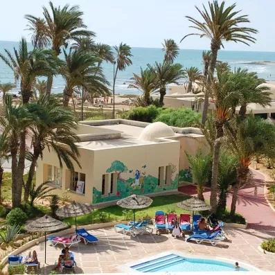 Vue panoramique sur le club enfant et la piscine de l'hôtel Zephir face à la mer Méditerranée.