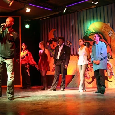 Spectacle de danse et animation nocturne sur la scène de l'hôtel Zephir pour divertir les vacanciers.