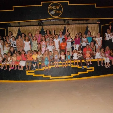 Rassemblement convivial de familles et d'enfants sur la scène "Show Time" de l'hôtel Zephir à Djerba.