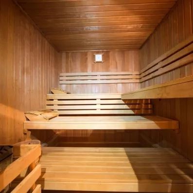 Sauna traditionnel en bois au centre de bien-être de l'hôtel Zephir pour un moment de relaxation.