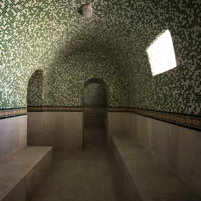Hammam authentique avec mosaïques vertes offrant une expérience de spa typiquement tunisienne à l'hôtel Zephir.