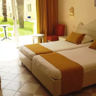 Chambre d'hôtel avec balcon ouvrant sur les jardins de l'hôtel Zephir à Djerba en Tunisie.