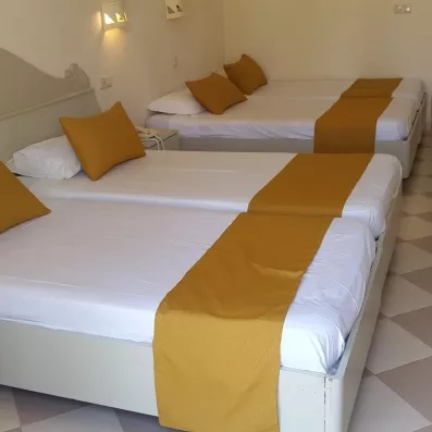 Grande chambre quadruple idéale pour un séjour familial tout compris à l'hôtel Zephir à Djerba.