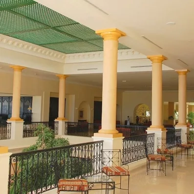 Grand hall lumineux de l'hôtel Zephir à Djerba avec colonnes majestueuses et mobilier de style oriental.