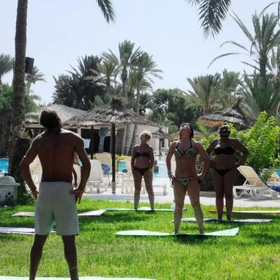 Séance de réveil musculaire et stretching dans les jardins du Zita Beach.