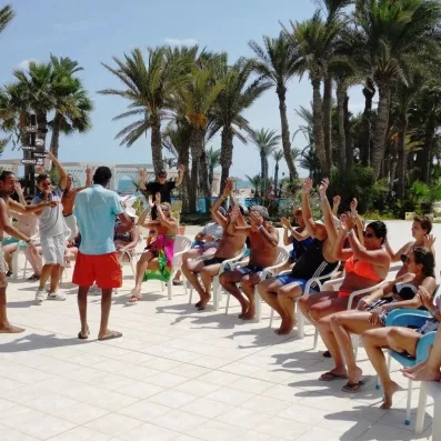 Spectacle et animation de l'équipe Mondi Club sur la terrasse du Zita Beach Resort.