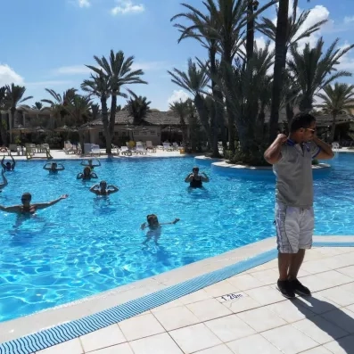 Cours d'aquagym dans la piscine principale du Zita Beach Resort sous le soleil de Zarzis.