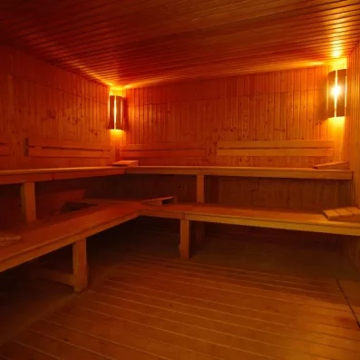 Sauna en bois au centre de bien-être et spa de l'hôtel Zita Beach à Zarzis.