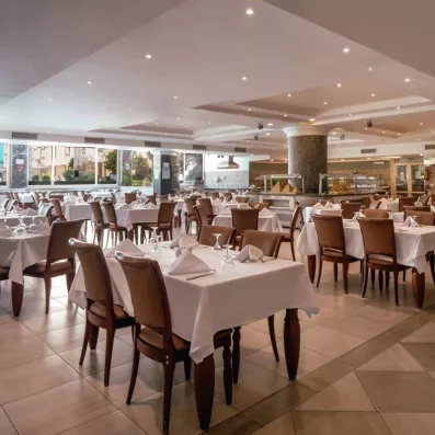 Salle de restaurant lumineuse avec buffets variés pour un séjour tout inclus à l'hôtel AMC Hurghada.