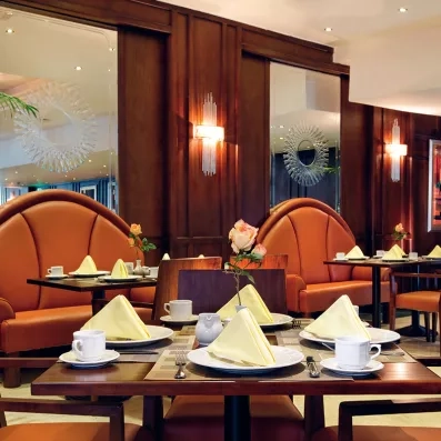 Salle de restaurant chic à l'hôtel Cairo Pyramids 5, étape gastronomique lors d'un circuit égyptien.