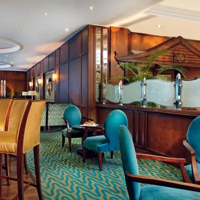 Espace lounge et bar raffiné de l'hôtel Cairo Pyramids 5, ambiance feutrée pour les voyageurs.
